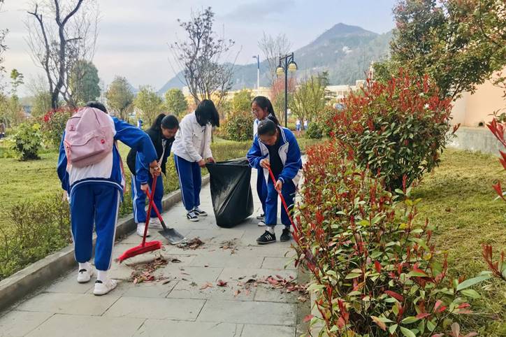 clip_image004.jpg 说明: 清扫小路上的落叶