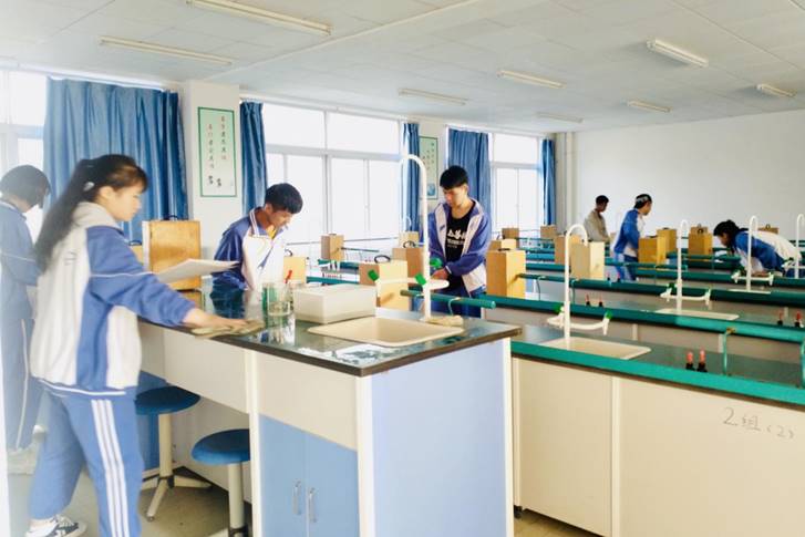 clip_image008.jpg 说明: 志愿者打扫实验室