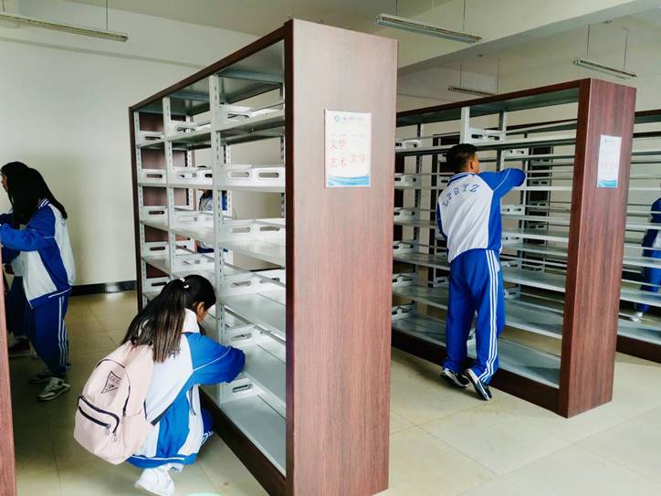 clip_image010.jpg 说明: 志愿者清扫书架