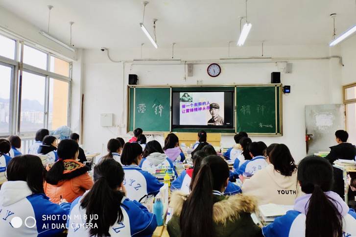 clip_image012.jpg 说明: “学雷锋做好事”主题班会